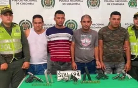 Cuatro de los asegurados tras ser capturados en la persecución por la Policía. 