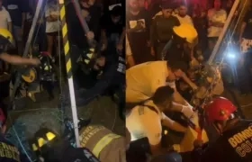 Rescate de mujer por parte de los bomberos. 