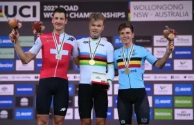 Tobias Foss con la medalla y la camiseta de campeón mundial. 