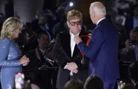 Elton John recibió la medalla nacional de las humanidades de EE.UU. de manos del presidente.