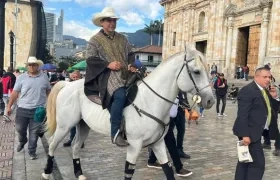 Senador Alirio Barrera montado en su caballo.