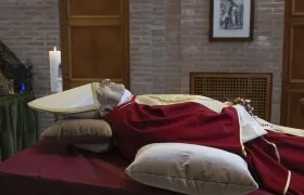 Los restos de Benedicto erán expuestos desde lunes en la basílica de San Pedro.