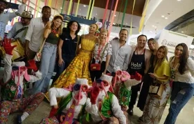 La reina Natalia De Castro, el secretario de Desarrollo Economico, Miguel Castillo, y la gerente de Carnaval, Sandra Gómez, con algunos de los emprendedores de la feria.