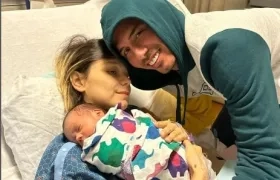 Paula Durán y Sergio Vega con Juan José, el terrce hijo que nació en noviembre pasado.