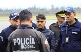 El teniente Germán Cáceres cuando era entregado a autoridades de Ecuador en Quito.