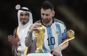 Lionel Messi por fin consiguió su anhelado trofeo en Catar.