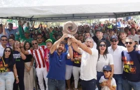 El Alcalde Jaime Pumarejo compartiendo el premio con guardaparques.