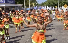 Un grupo folclórico desfilando en la versión anterior del Carnaval del Suroccidente. 