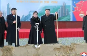 El líder norcoreano, Kim Jong-un, junto a su hija.