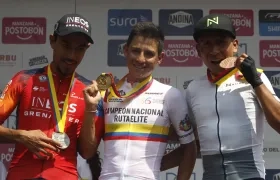 Esteban Chaves en medio de Daniel Martínez y Nairo Quintana.