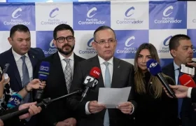 Efraín Cepeda, presidente del Partido Conservador, lee el comunicado de prensa.
