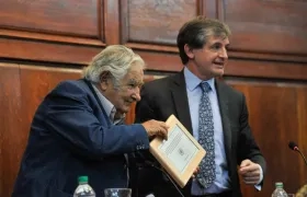 El expresidente de Uruguay José Mujica recibe un reconocimiento de manos del jefe de reincorporación de la Misión de Verificación de las Naciones Unidas en Colombia, Alessandro Preti.