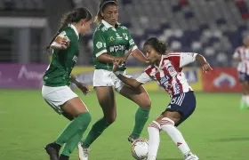 Stefanía Santos intenta pasar entre dos jugadoras del Cali.