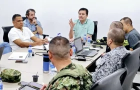 El alcalde Rodolfo Ucrós reunido con las autoridades militares y de Policía. 