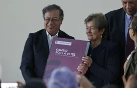 El Presidente Gustavo Petro, posa junto a la Ministra de Trabajo, Gloria Inés Ramírez.