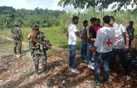 El momento en que delegados de la Cruz Roja recibe a los siete secuestrados.