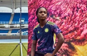 Linda Caicedo luciendo el nuevo diseño de la camiseta de la Selección Colombia femenina.