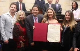 Daniella Álvarez y el senador Mauricio Gómez rodeados de familiares y congresistas.