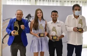 Sugar Baby Rojas, Daniela Páez, Carlos Pérez Castro y Mike Fajardo, premiados el año anterior. 