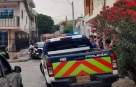 La Policía Metropolitana se hizo presente en la vivienda en la que fueron hallados los dos cuerpos en el barrio Los Calamares