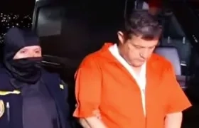 El colombiano Álvaro Pulido, esposado y con uniforme naranja, cuando era ingresado a un tribunal de Venezuela.