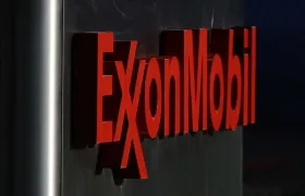 Fotografía de archivo en la que se registró un logo de la petrolera estadounidense ExxonMobil. 