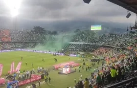 Aspecto de los disturbios en el estadio Atanasio Girardot de Medellín. 