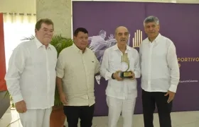 Helmut Bellingrodt, Guillermo Cepeda, Efraín Peñate y Estewil Quesada durante la entrega de los premios.