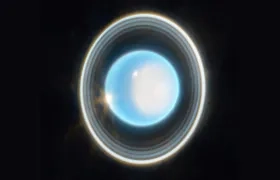 Esta imagen ampliada de Urano, capturada por la cámara de infrarrojo cercano de Webb (NIRCam), revela impresionantes vistas de los anillos del planeta.