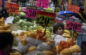 Comerciantes ofrecen productos en el Mercado de Jamaica, Ciudad de México