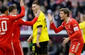 Thomas Müller (derecha) marcó un doblete para el Bayern Múnich.