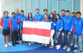 Grupo de deportistas con Luis Restrepo, director de Indeportes Atlántico.