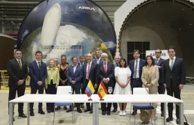 El Presidente Gustavo Petro en la sede de Airbus en España.