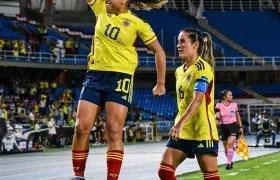 Leicy Santos y Daniela Montoya, jugadoras de la Selección Colombia femenina.