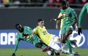 Daniel Luna disputa el balón con Mamadou Camara y Djibril Diarra. 