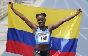 Melany Bolaño con la bandera de Colombia tras imponerse en los 100 metros planos. 