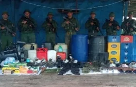 Personal de Fuerza Armada Nacional Bolivariana con el material incautado