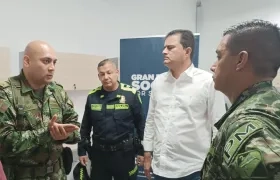 El alcalde de Soledad, Rodolfo Ucrós, con el teniente coronel Geovanny Barrero, comandante Operativo de la Policía Metropolitana, Teniente coronel Nemesio Garzón, comandante del Batallón de Policía Militar No.2 'Ciudad de Barranquilla'.