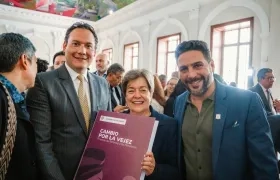La Ministra de Trabajo, Gloria Inés Ramírez, con el presidente de la Comisión Séptima, Agmeth Escaf
