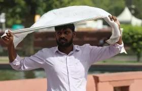 Un ciudadano de India se protege del intenso sol.