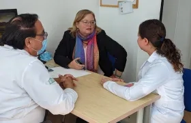 La directora del Bienestar Familiar, Astrid Elena Cáceres, se reunió con el equipo de especialistas del Hospital Militar