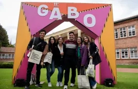 Asistentes posan en el primer día del Festival Gabo en Bogotá 