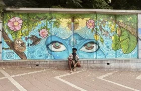 Artista en un vibrante mural en Bruselas.