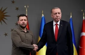El presidente de Turquía, Recep Tayyip Erdogan (d), saluda al presidente ucraniano Volodímir Zelensky. 