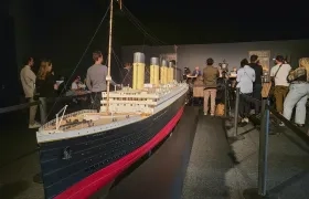 Exposición inmersiva sobre el Titanic abrió las puertas al público en París.