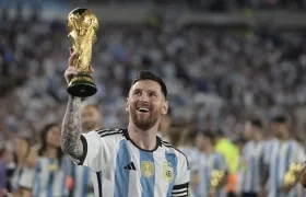Lionel Messi con la Copa del Mundo tras vencer en la final a Francia. 