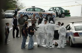 Levantamiento de un cadáver en vía pública de Monterrey, México