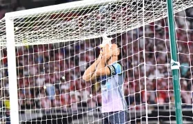 Sebastián Viera besa los guantes que llevó en su último partido con Junior