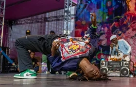 Un joven participa en una competencia de baile durante el Summer for the City Hip-Hop Week.