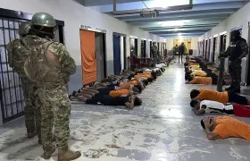 Inspección de las autoridades en la cárcel de Ecuador. 